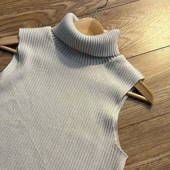 Zara sleeveless turtleneck sweater - Picture 2 of 3